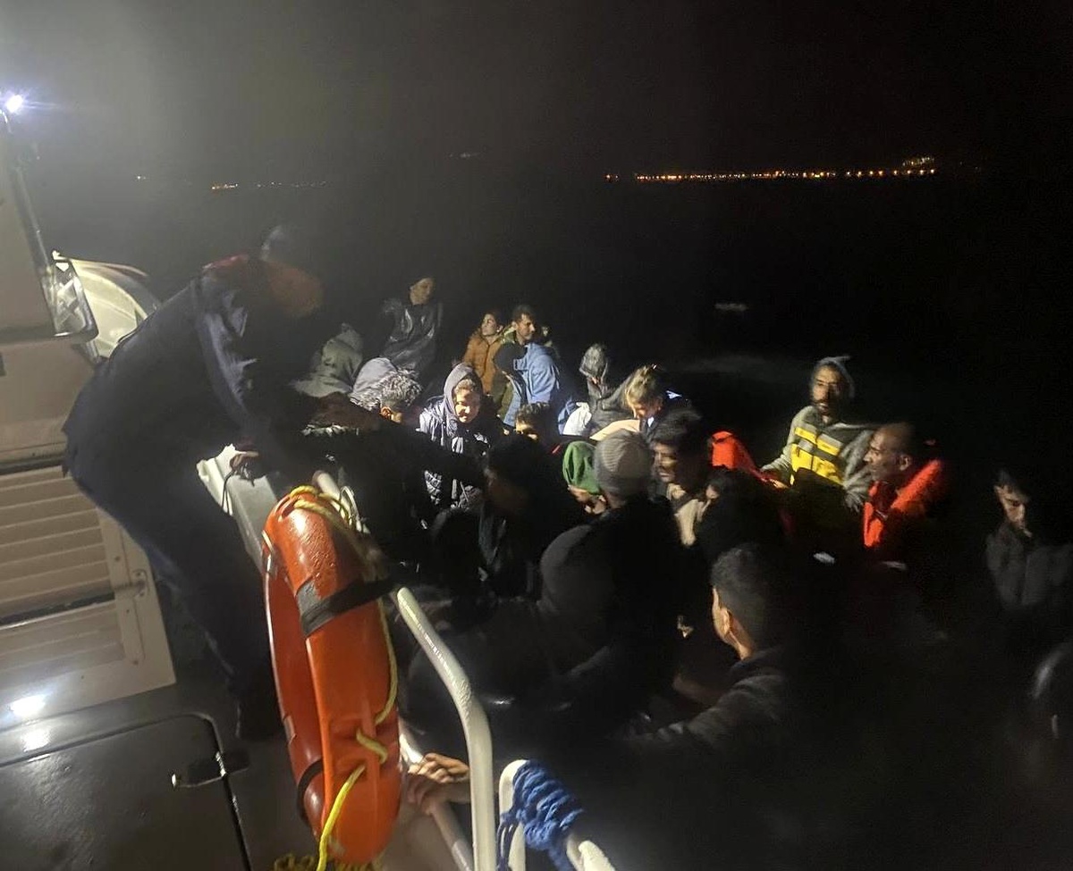 Çanakkale\'de Sahil Güvenlik Operasyonu: 41 Kaçak Göçmen Yakalandı