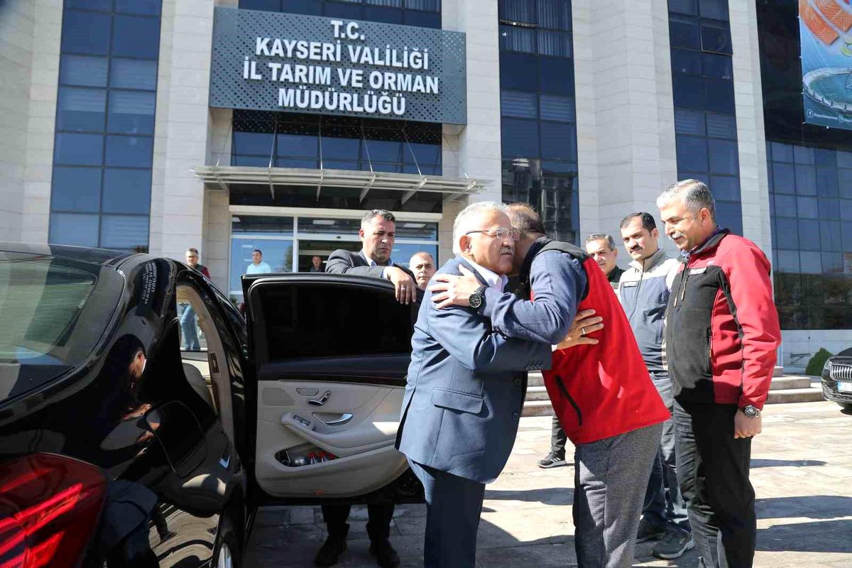 Kayseri Büyükşehir Belediye Başkanı Dr. Memduh Büyükkılıç, İl Tarım ve Orman Müdürü Bülent Saklav\'a \'hayırlı olsun\' ziyaretinde bulundu