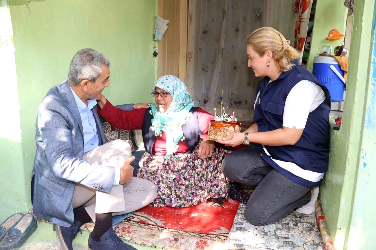 Koçarlı Belediye Başkanı Nedim Kaplan, yaşlı çınarları sürpriz doğum günü kutlamasıyla sevindirdi