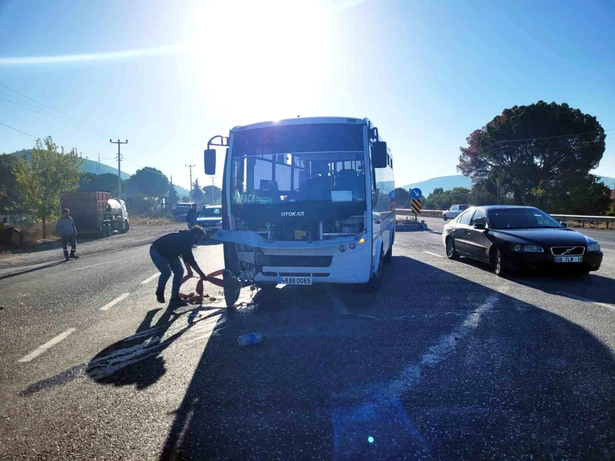 Menteşe-Yatağan karayolunda beton mikseri ile yolcu midibüsü çarpıştı