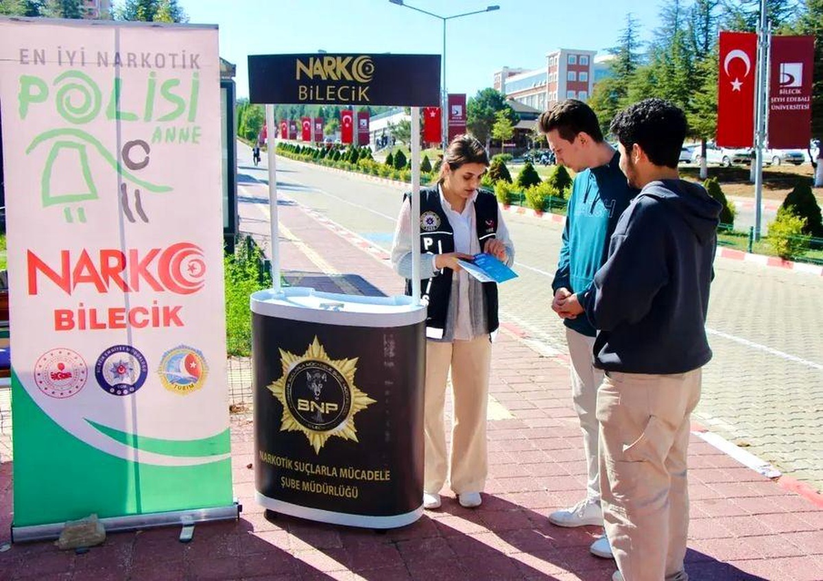 Bilecik\'te \'En İyi Narkotik Polisi Anne\' projesi kapsamında broşür dağıtıldı