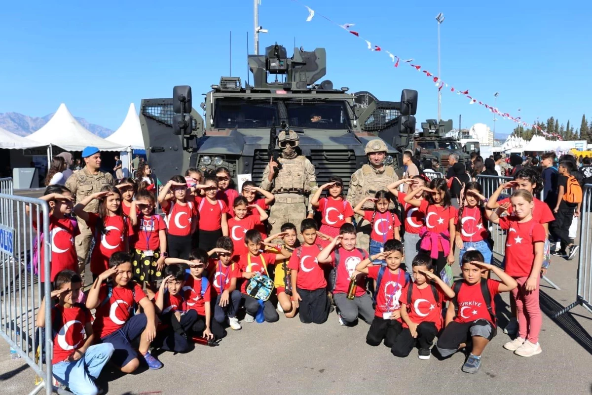 Antalya Bilim Festivali\'nde Jandarma Genel Komutanlığı\'nın Milli ve Yerli Araçları Sergilendi