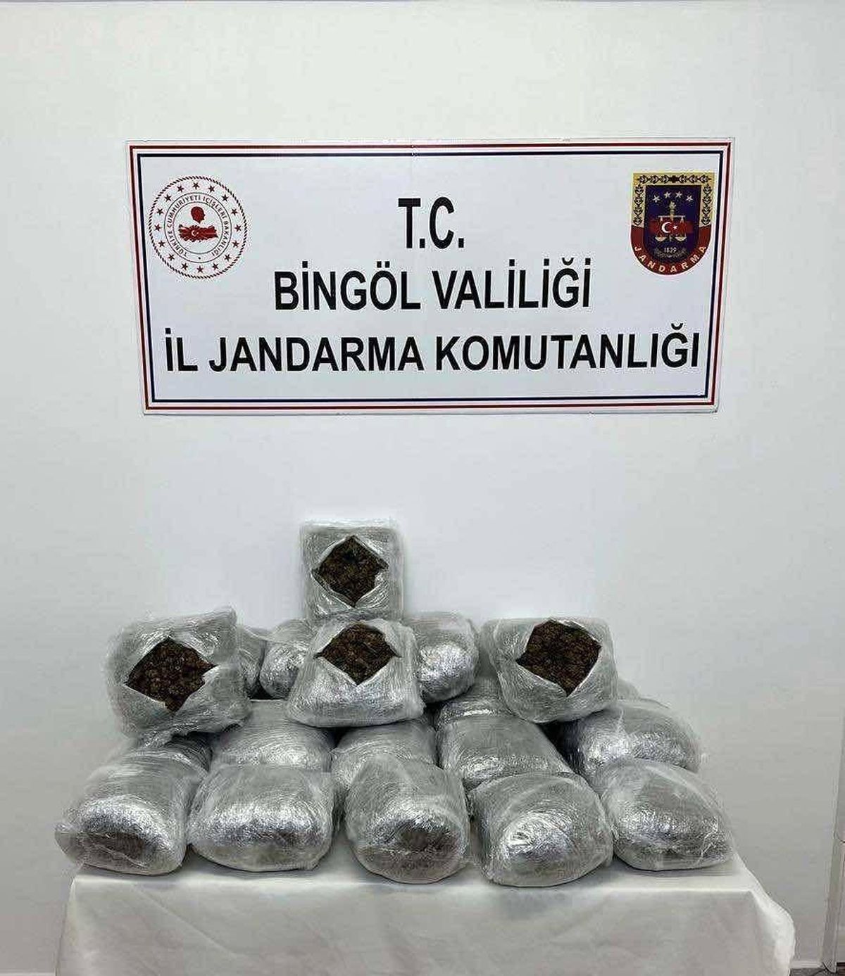 Bingöl\'de yol kenarında 23 kilo 724 gram kubar esrar bulundu