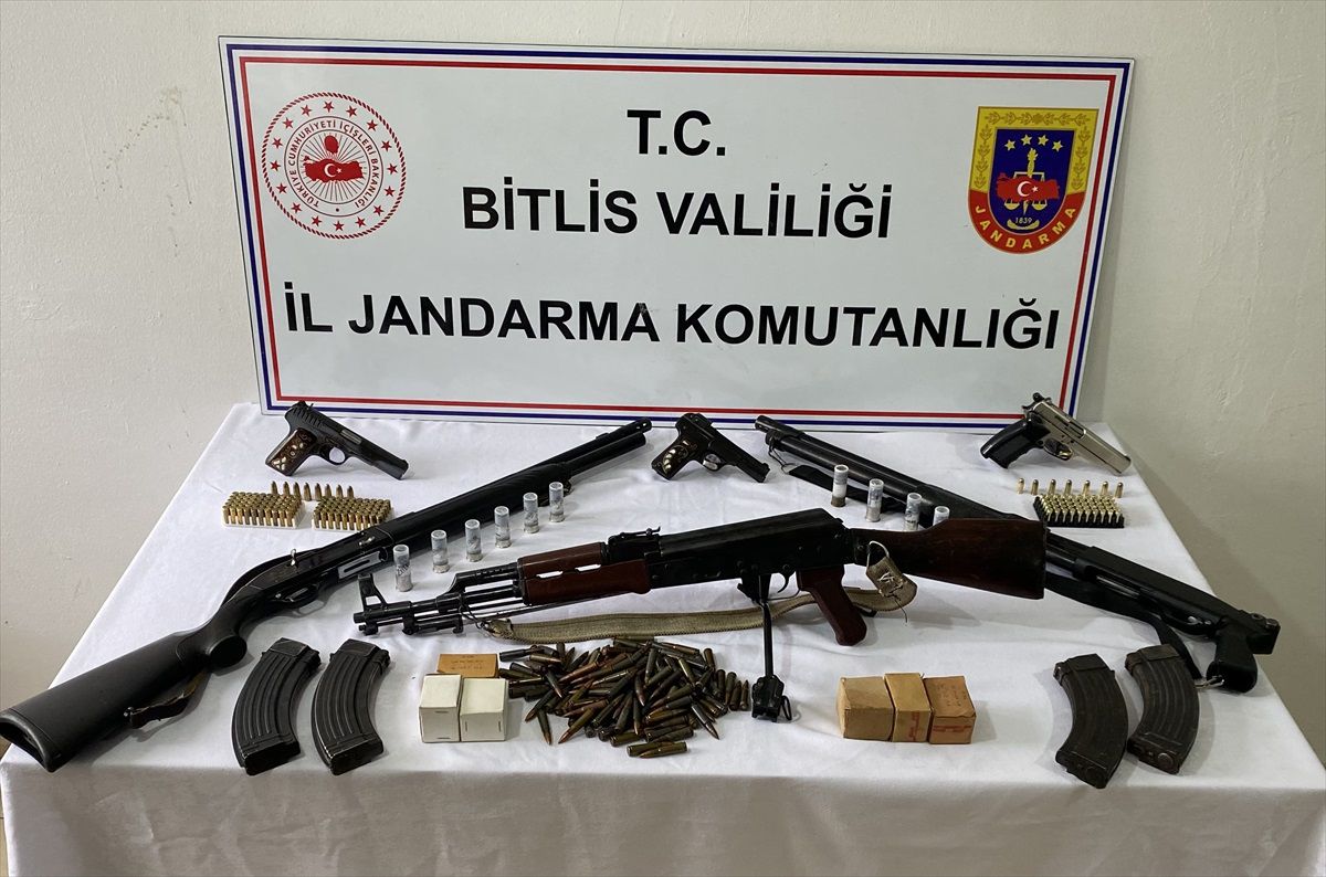 Tatvan\'da sosyal medyada silahlı görüntü paylaşanlara operasyon