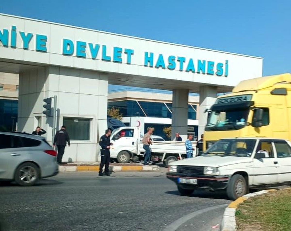 Balıkesir\'de Kamyonet Hastane Güvenlik Bölümüne Çarptı: 2 Yaralı