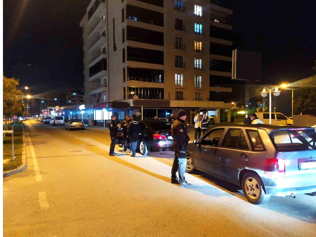 Bursa\'da \'Huzur\' Uygulaması: 12 Şahıs Yakalandı, 3 Silah Ele Geçirildi