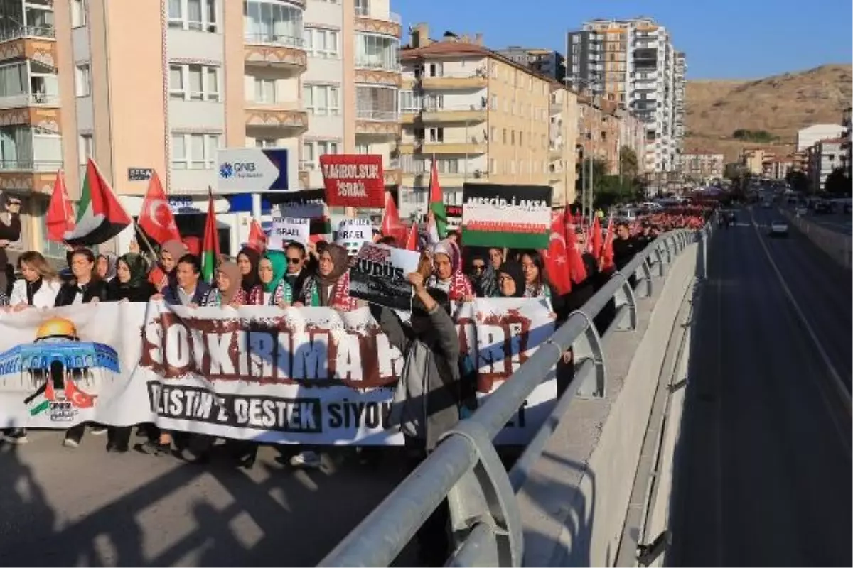 Çankırı\'da İsrail\'in Gazze\'ye yönelik saldırılarını protesto eden vatandaşlar gıyabi cenaze namazı kıldı