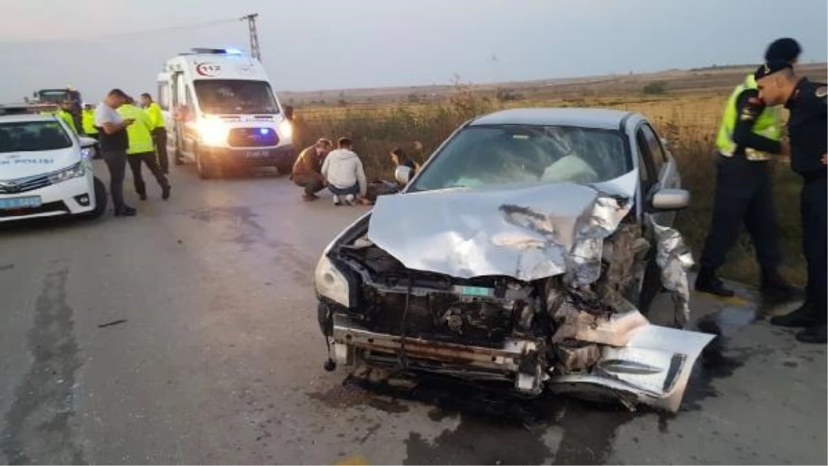 Edirne\'de Polis Aracı Traktörle Çarpıştı: 2 Polis Yaralandı