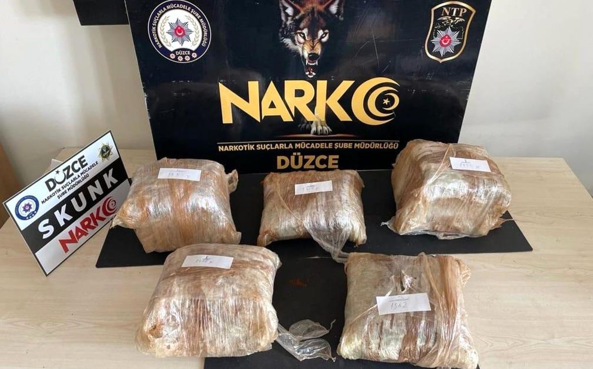 Diyarbakır\'dan İstanbul\'a uyuşturucu madde ticareti yapan araçta 8 kilo uyuşturucu ele geçirildi