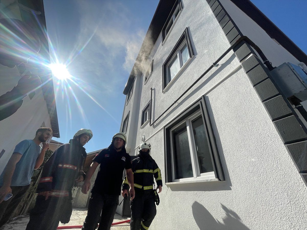 Düzce\'de 3 Katlı Apartmanda Çıkan Yangın Hasara Neden Oldu