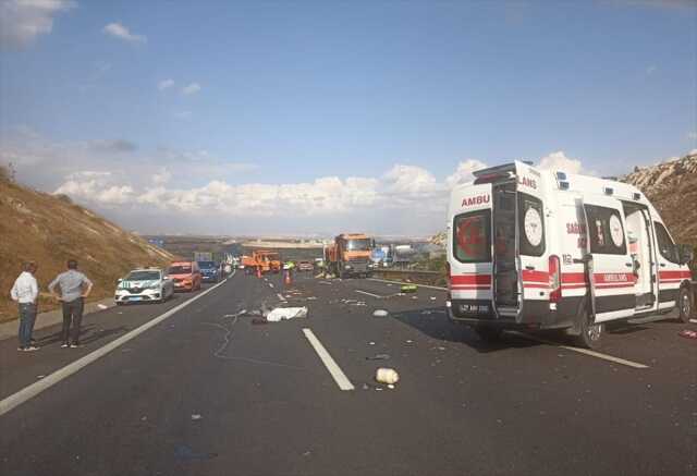 Gaziantep-Şanlıurfa otoyolunda minibüs devrildi: 5 ölü, 5 yaralı Gaziantep-Şanlıurfa otoyolunda minibüs devrildi: 5 ölü, 5 yaralı