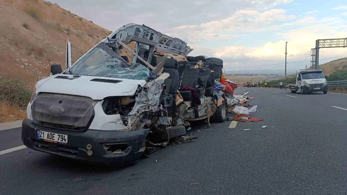 Gaziantep Şanlıurfa otobanında bir minibüsün karıştığı kazada ölü ve yaralılar olduğu bildirildi. Olay yerine ambulanslar sevk edildi.