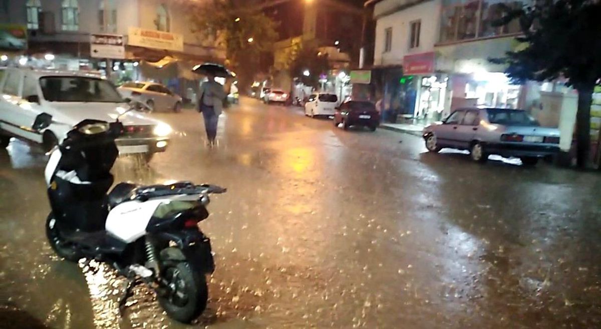 Gaziantep\'te Sağanak Yağış: Araç ve Yayalar Zor Anlar Yaşadı