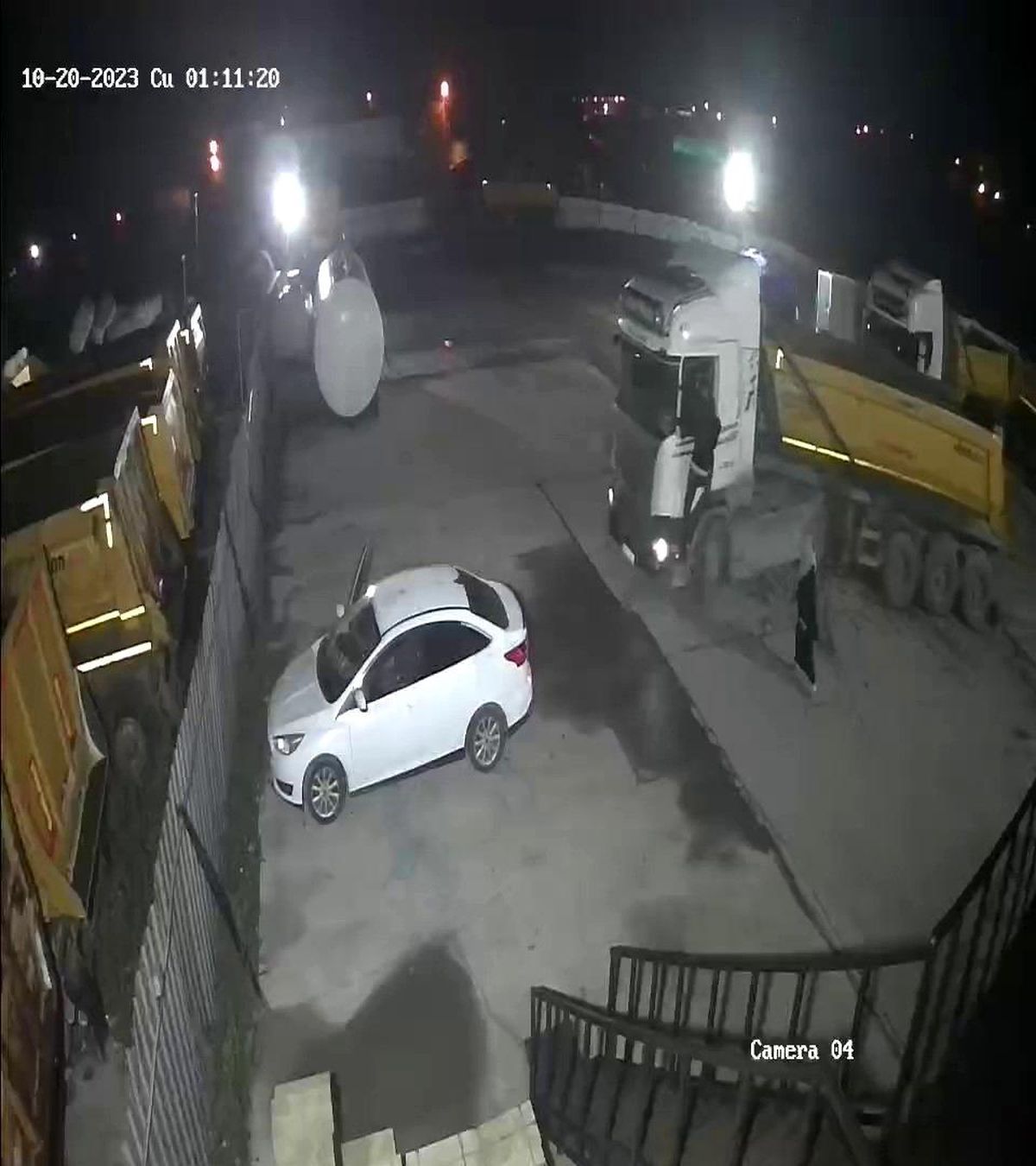 İstanbul\'da hafriyat kamyonuyla kovalamaca: 2 polis aracı ve 16 otomobil hasar gördü, 9 kişi yaralandı