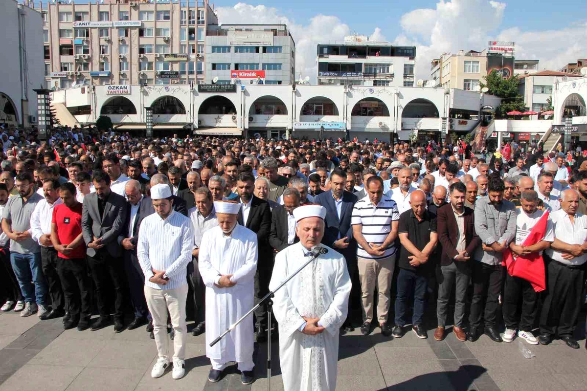 Mersin\'de İsrail saldırılarında hayatını kaybeden Filistinliler için gıyabi cenaze namazı kılındı