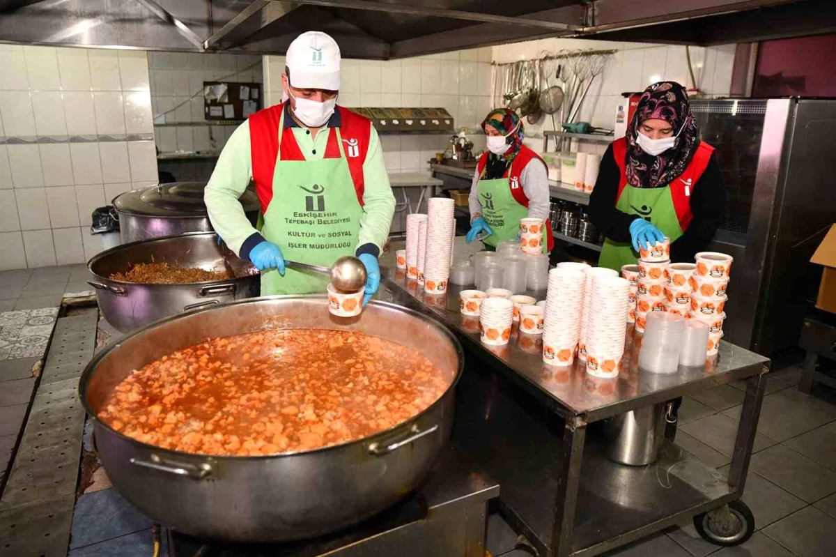 Tepebaşı Belediyesi Aşevi İhtiyaç Sahiplerine Yemek Dağıtıyor