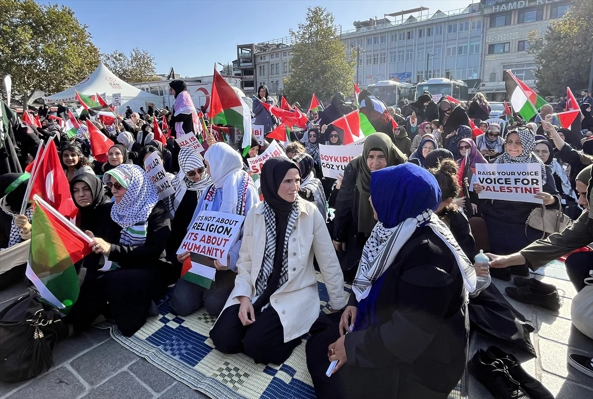 Filistinli Kadınlar İsrail Saldırılarını Protesto Etti