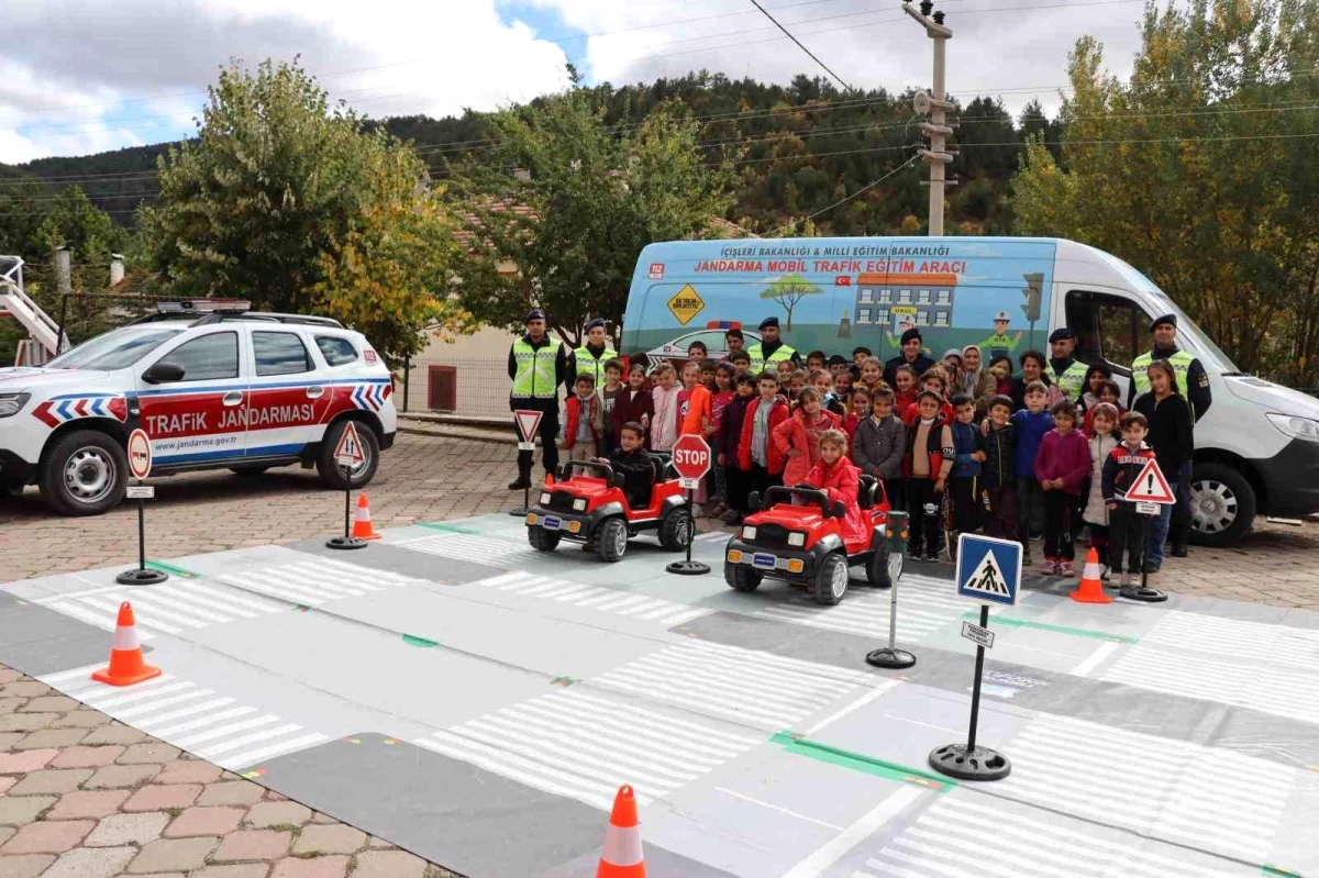 Çankırı\'da Öğrencilere Mobil Trafik Eğitimi Verildi