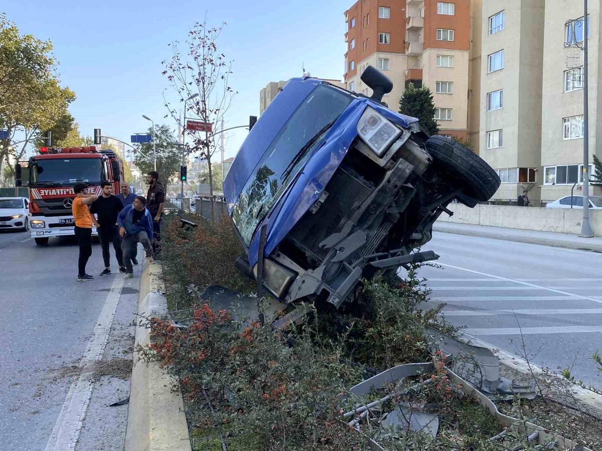 İstanbul Küçükçekmece\'de Yola Atlayan Kadına Çarpmamak İçin Direksiyonu Sola Kıran Sürücü Yaralandı
