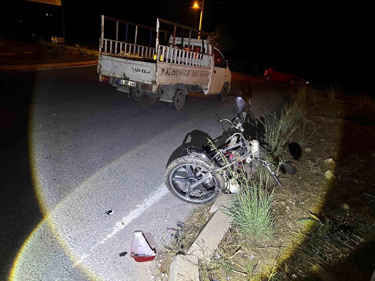 Manavgat\'ta Kamyonet ile Motosiklet Çarpıştı: 2 Yaralı