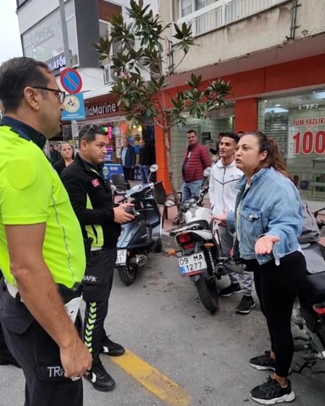 Kuşadası'nda trafik kurallarına uymayan sürücü, polisleri çileden çıkardı Kuşadası'nda trafik kurallarına uymayan sürücü, polisleri çileden çıkardı