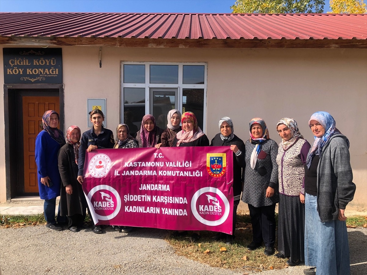 Kastamonu\'da köyde yaşayan kadınlara KADES bilgilendirme yapıldı