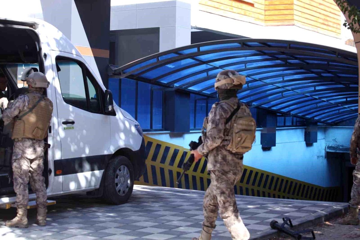 Konya\'da Kendisini Eve Kilitleyen Genç Canlı Yayında Polislere Direndi