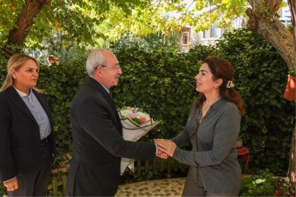 Kılıçdaroğlu, Ahmet Taner Kışlalı\'nın eşini ziyaret etti