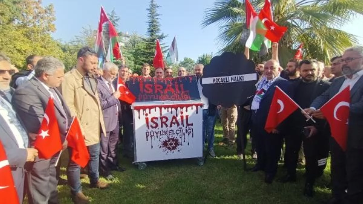 İzmit\'te Filistin\'e Destek Yürüyüşünde İsrail Büyükelçiliği Çöp Konteynerine Yazıldı