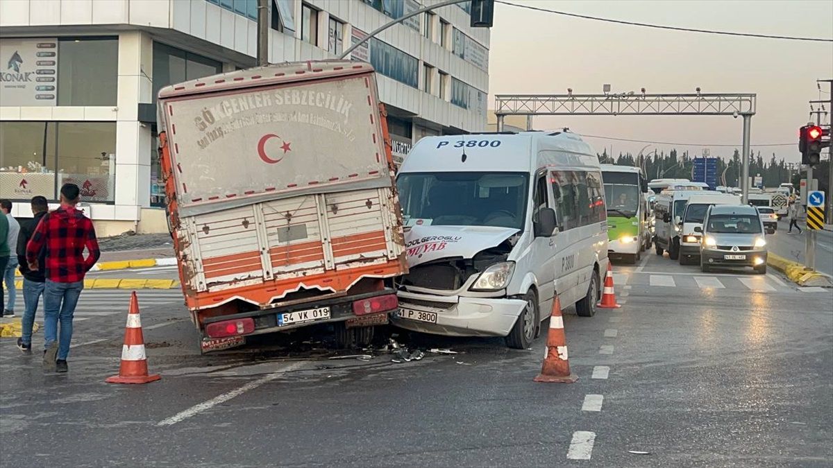 Gebze\'de sebze yüklü kamyonet ile servis minibüsü çarpıştı: 2 yaralı