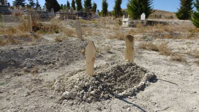 Kötü koku ihbarına giden ekipler boş arazide yeni doğmuş bebek cesedi buldu Kötü koku ihbarına giden ekipler boş arazide yeni doğmuş bebek cesedi buldu