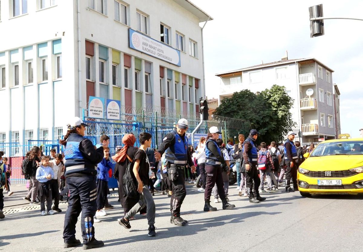 Küçükçekmece Belediyesi Zabıta Müdürlüğü Okul Çevrelerinde Denetim Başlattı