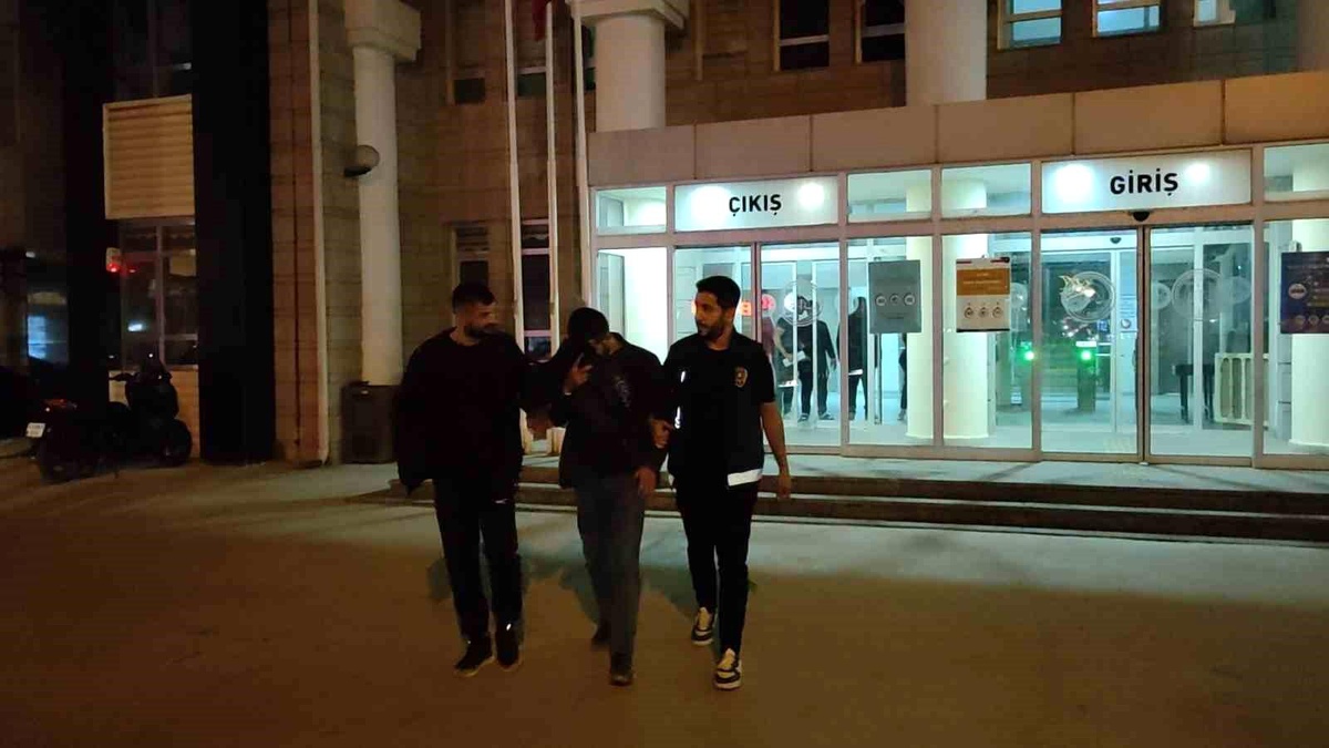 Kuşadası\'nda düzensiz göçmen kaçakçıları yakalandı
