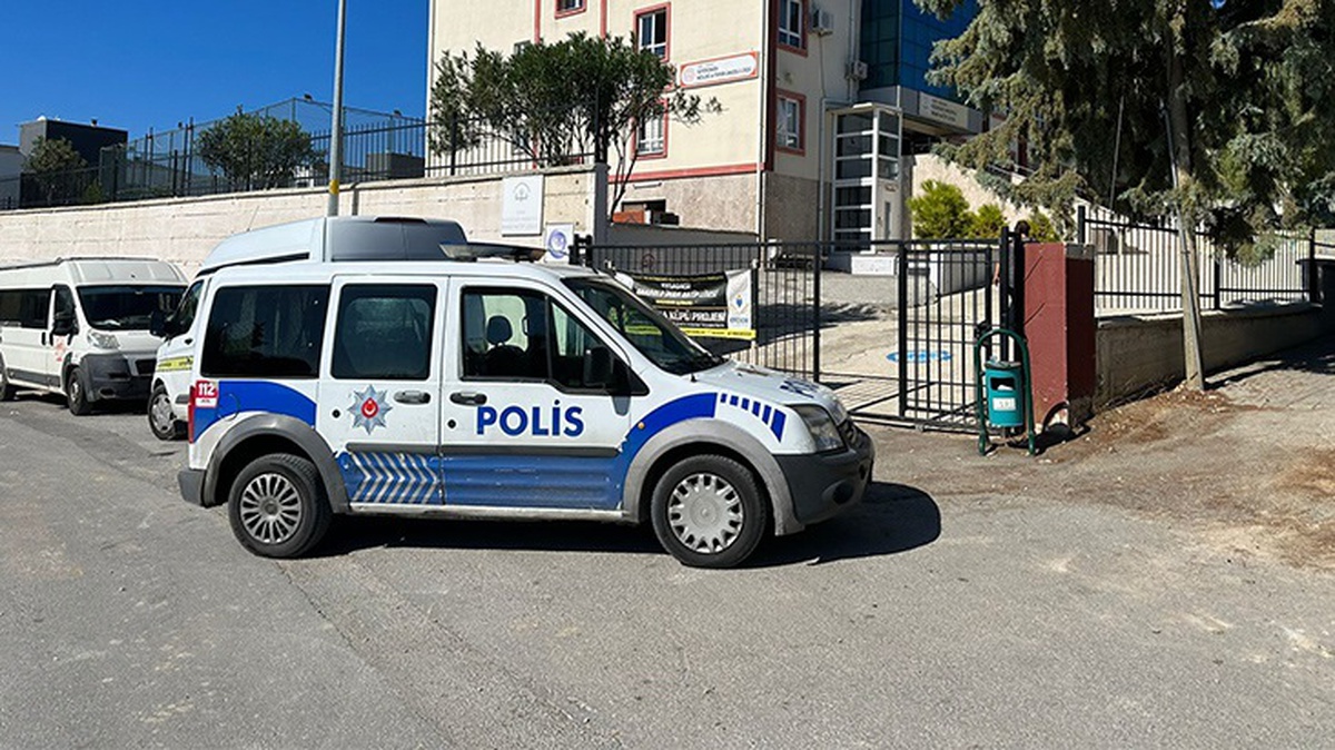 Kuşadası\'nda bir lisenin tuvaletine kamera koyan hizmetli tutuklandı
