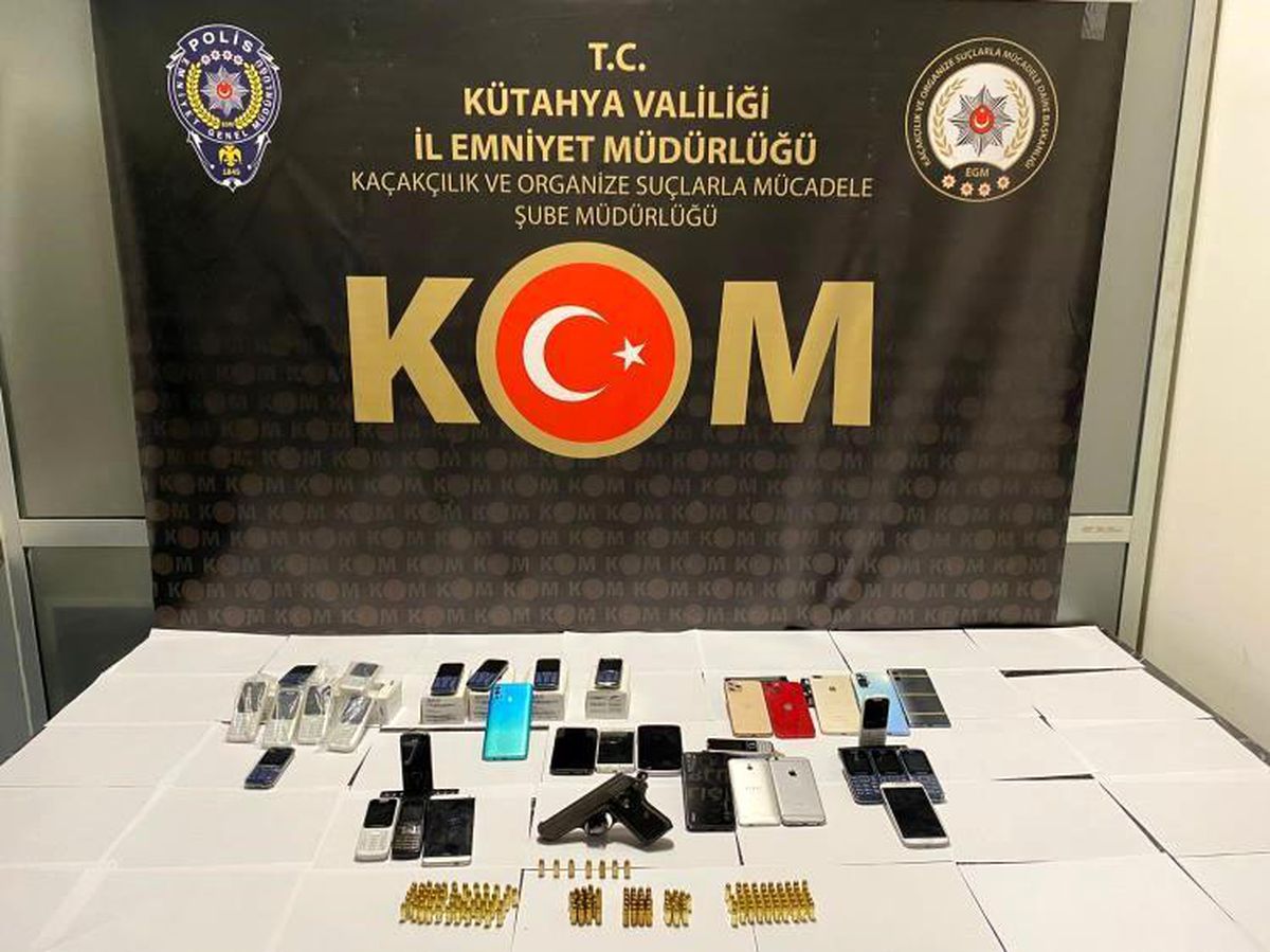 Kütahya\'da Kaçakçılık Operasyonunda Silah, Uyuşturucu ve Cep Telefonu Ele Geçirildi