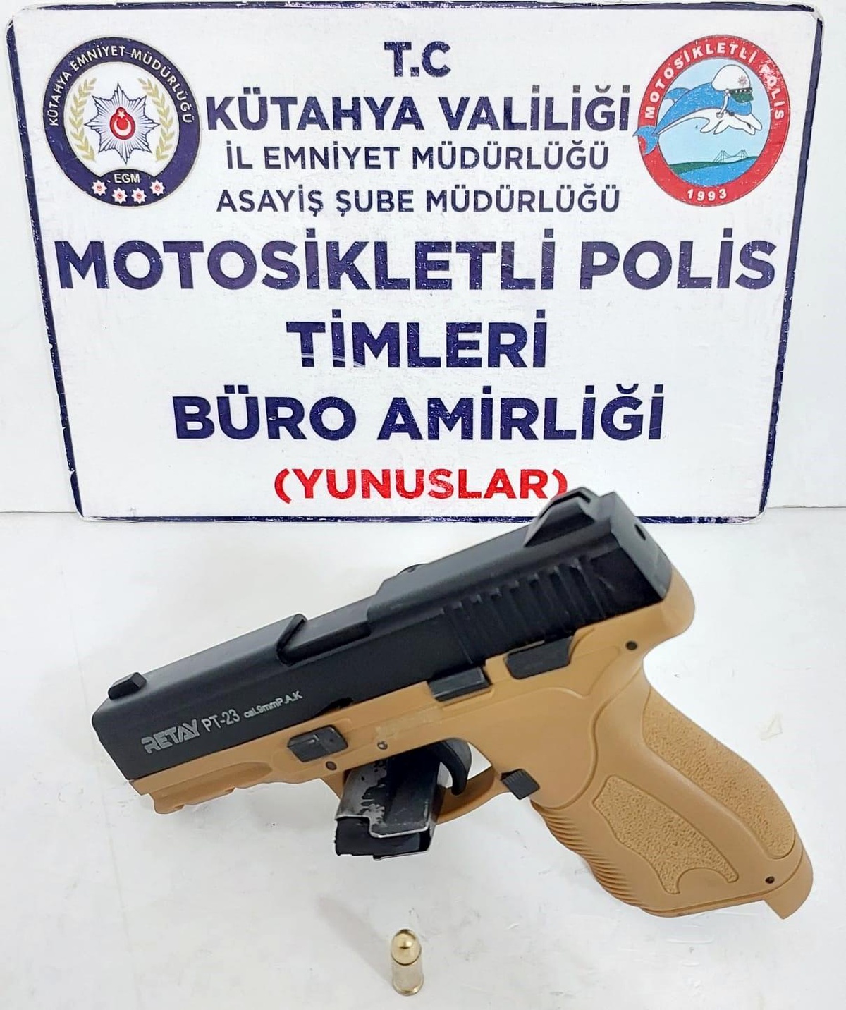 Kütahya\'da Motosikletli Polis Timleri Tarafından Yapılan Çalışmalarda Ruhsatsız Tabanca Ele Geçirildi