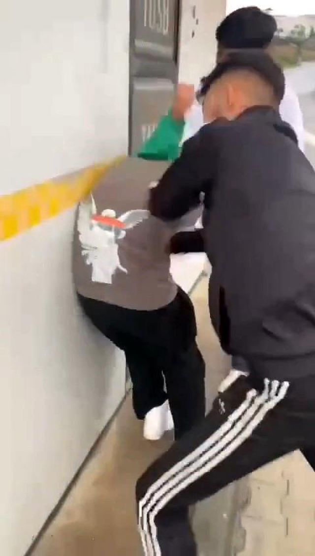 Çayırova'da Kız Meselesi Yüzünden Kavga: Genç Feci Şekilde Darp Edildi ve Bıçaklandı Çayırova'da Kız Meselesi Yüzünden Kavga: Genç Feci Şekilde Darp Edildi ve Bıçaklandı