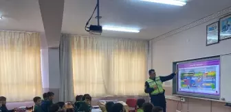 Malatya'da Jandarma Öğrencilere Trafik Eğitimi Veriyor
