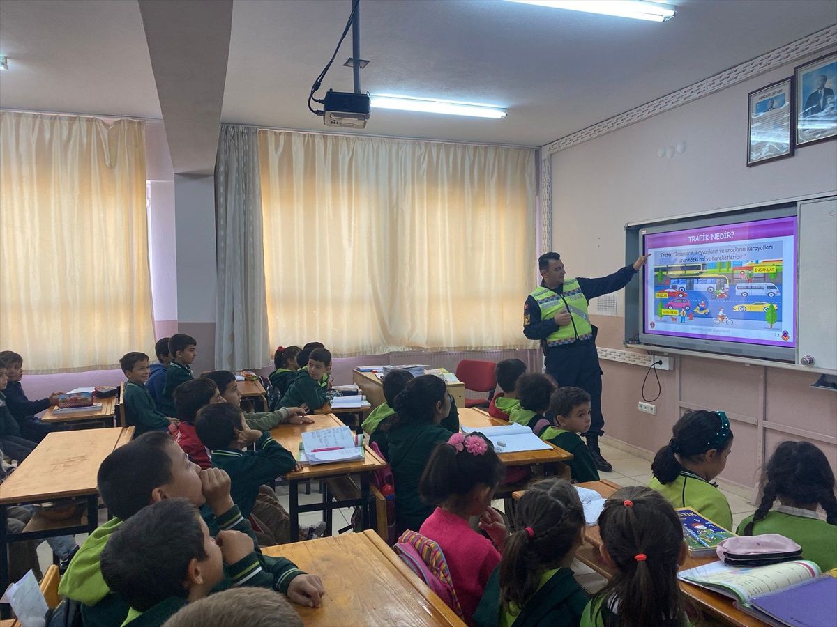 Malatya'da Jandarma Öğrencilere Trafik Eğitimi Veriyor
