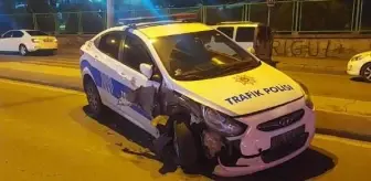 MALTEPE'DE HAFRİYAT KAMYONU POLİS ARACINA ÇARPIP KAÇTI: 2 POLİS YARALI