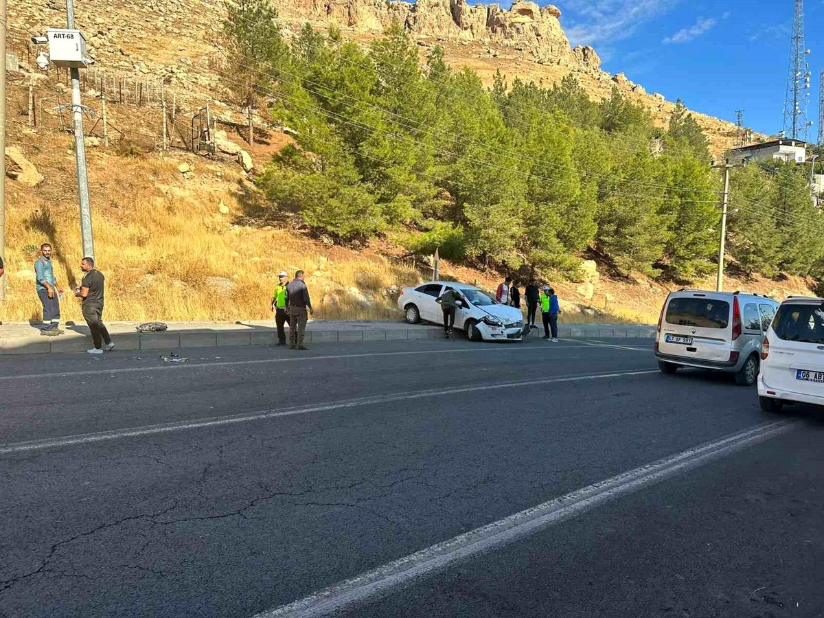Mardin\'de Otomobil Kazası: Yaya Çarptı, Kaldırıma Çıktı