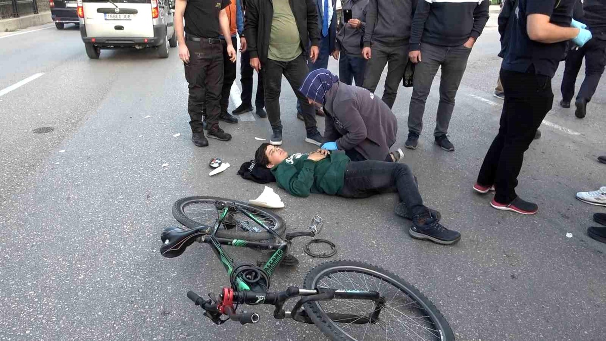 Bursa\'da motokurye çocuğa çarptı, yaralı çocuğun sakinliği kameralara yansıdı