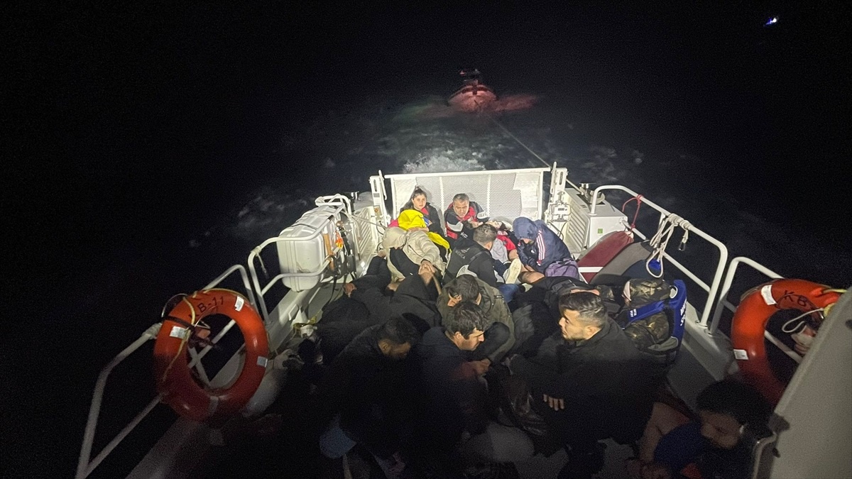 Marmaris ve Datça açıklarında 66 düzensiz göçmen kurtarıldı, 15 göçmen ve 2 kaçakçılık şüphelisi yakalandı