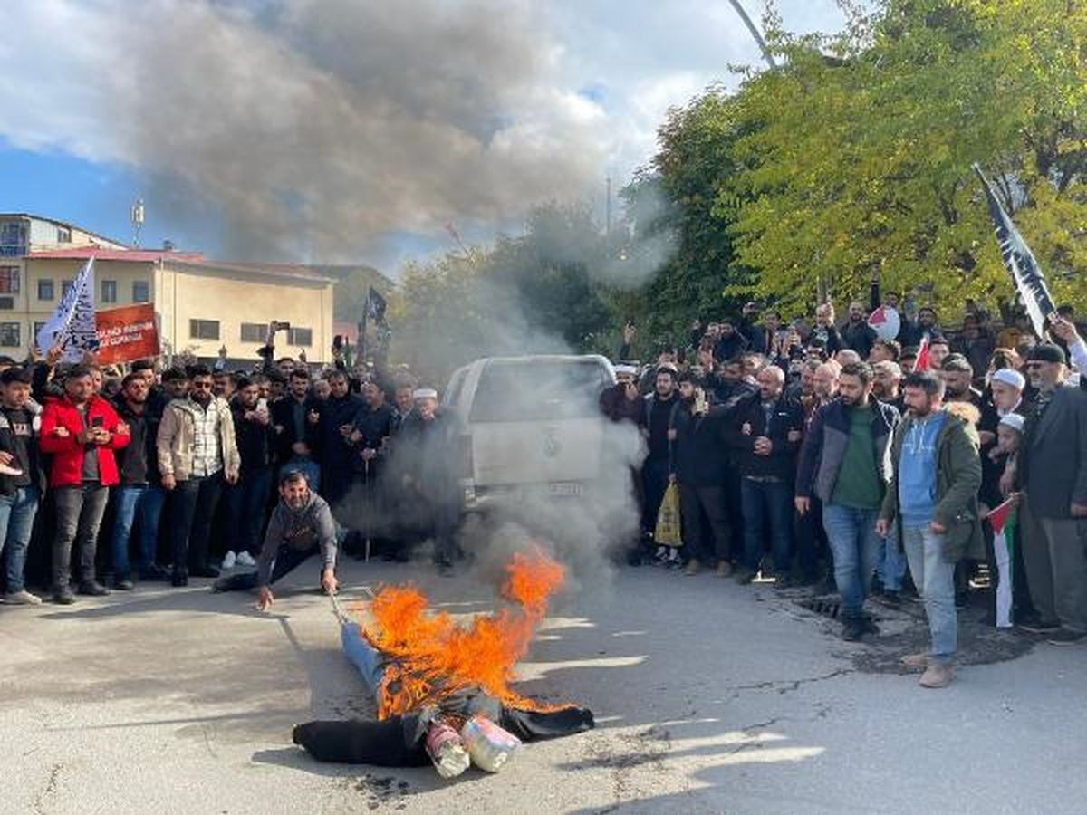 Muş'ta İsrail'e Tepki Gösterisi: Biden ve Netanyahu'nun Maketleri Yakıldı