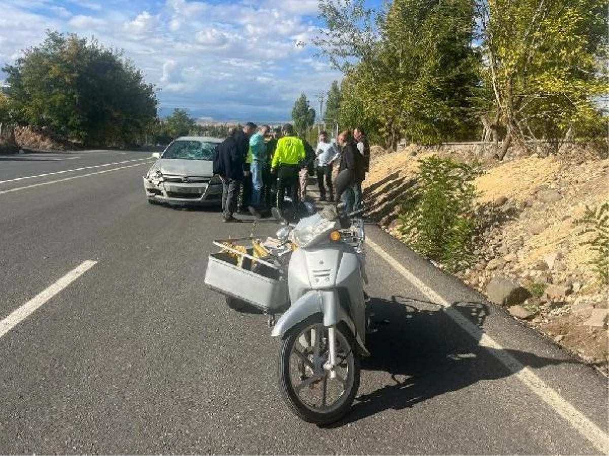 Elazığ\'da otomobil sepetli motosiklete çarptı: 1 yaralı