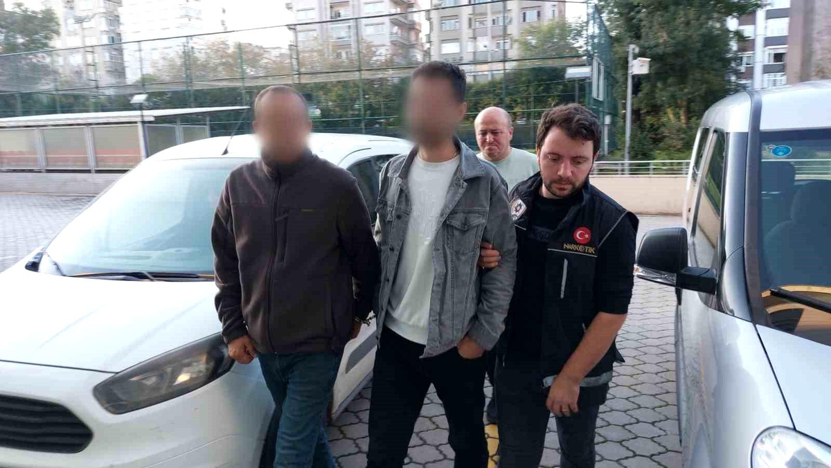 Samsun\'da uyuşturucu ticaretinden gözaltına alınan 2 kişi adliyeye sevk edildi