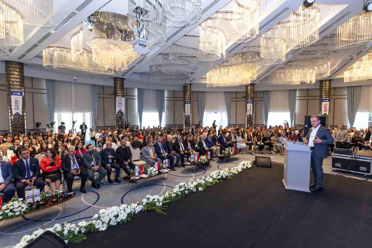 Mersin Büyükşehir Belediye Başkanı Vahap Seçer, İnsan Kaynakları Zirvesi\'ne Katıldı