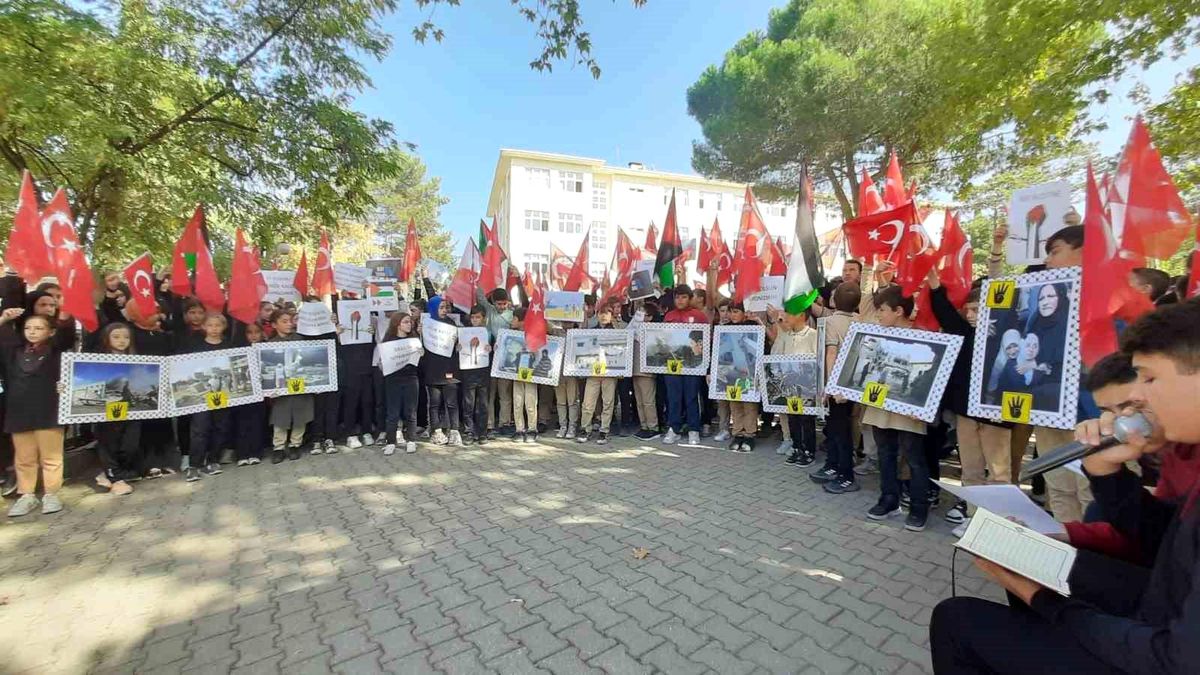 Osmaneli\'de lise öğrencileri İsrail\'in Gazze\'ye saldırılarına tepki gösterdi