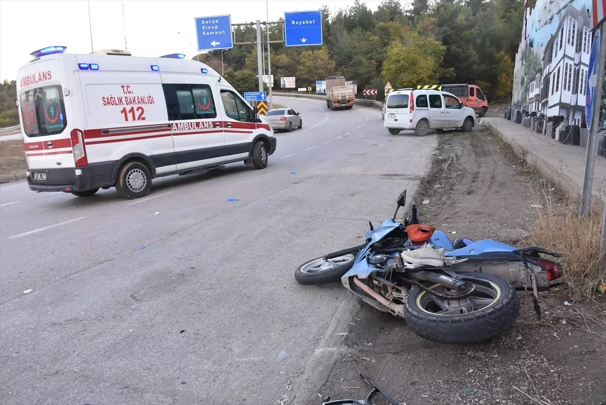 Sinop\'ta otomobil ile motosiklet çarpıştı: 2 yaralı