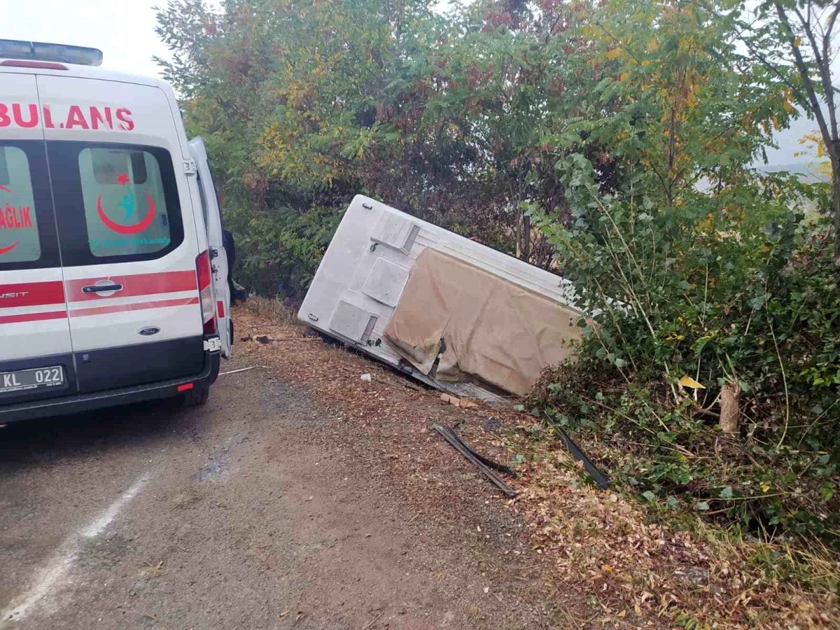 Sinop\'ta fabrika işçilerini taşıyan servis midibüsü devrildi, 13 kişi yaralandı